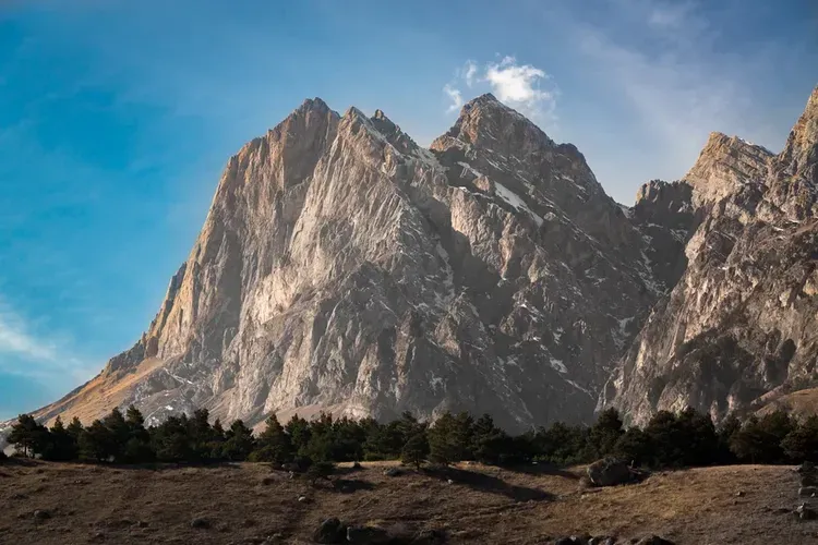 Восхождение на Эльбрус с южной стороны с палатками — где небо встречает огонь костра под звёздной пеленой