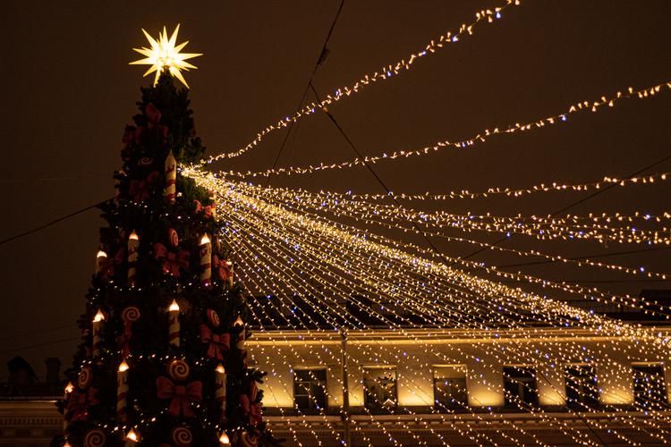 Новогоднее волшебство в Петербурге: дворцы, ярмарки и традиции